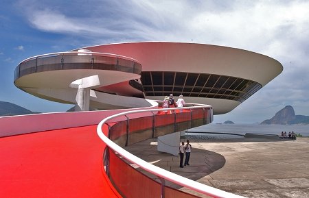 奧斯卡·尼邁耶設計的尼泰羅伊當代藝術館