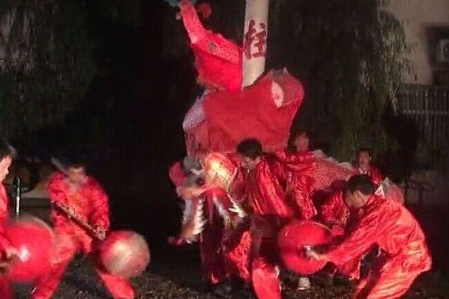 紅龍纏柱 紅龍纏柱