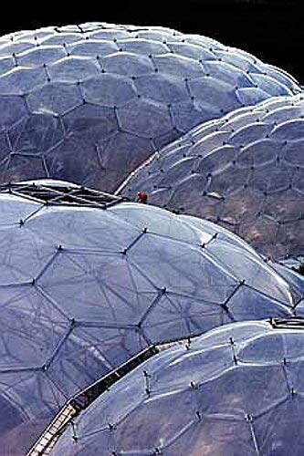 伊甸園溫室大型穹隆屋頂安裝透明板塊的工人
