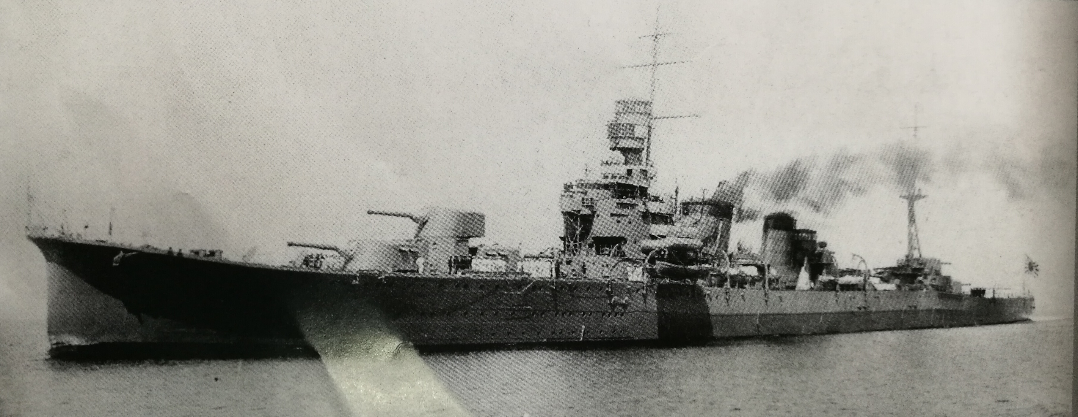 1926年4月5日，竣工後離開長崎港的古鷹號
