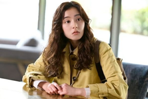 相田響(電影《SEE HEAR LOVE》中的角色,由新木優子飾演) 相田響(電影《SEE HEAR LOVE》中的角色,由新木優子飾演)