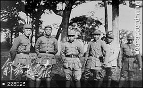 1940年陳毅(左一)和部分幹部合影