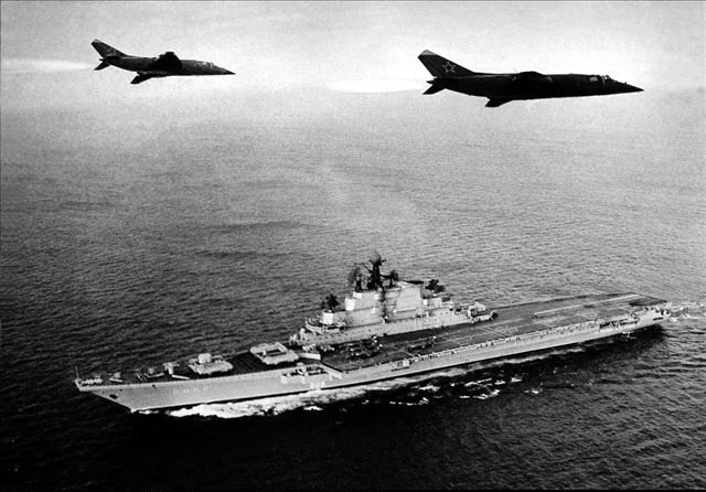在基輔號航母上空高速掠過的雅克-38