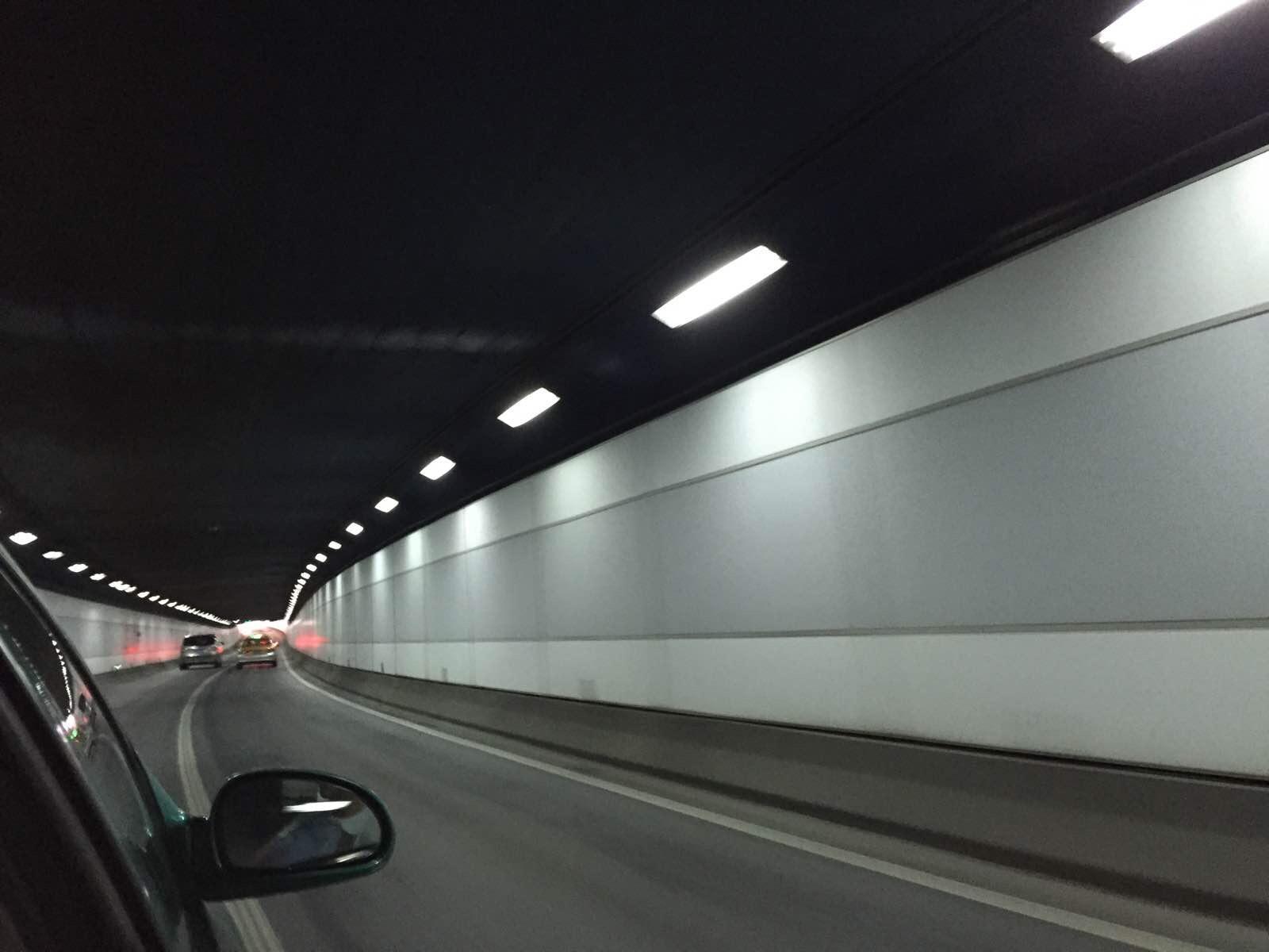 玄武湖隧道內景