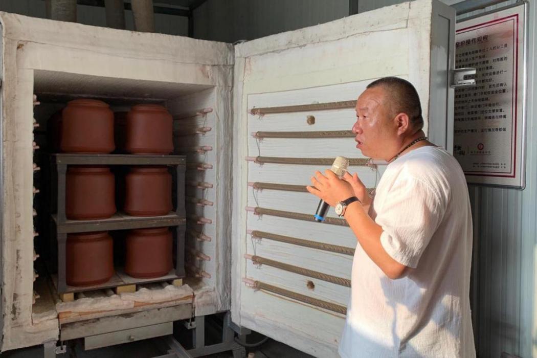 王仙鵬(山西省非物質文化遺產代表性傳承人、臨汾市工藝美術大師) 王仙鵬(山西省非物質文化遺產代表性傳承人、臨汾市工藝美術大師)
