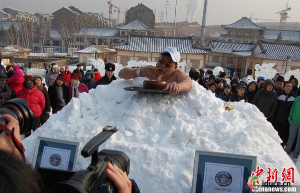 金松浩在雪堆中吃冷麵的極限表演