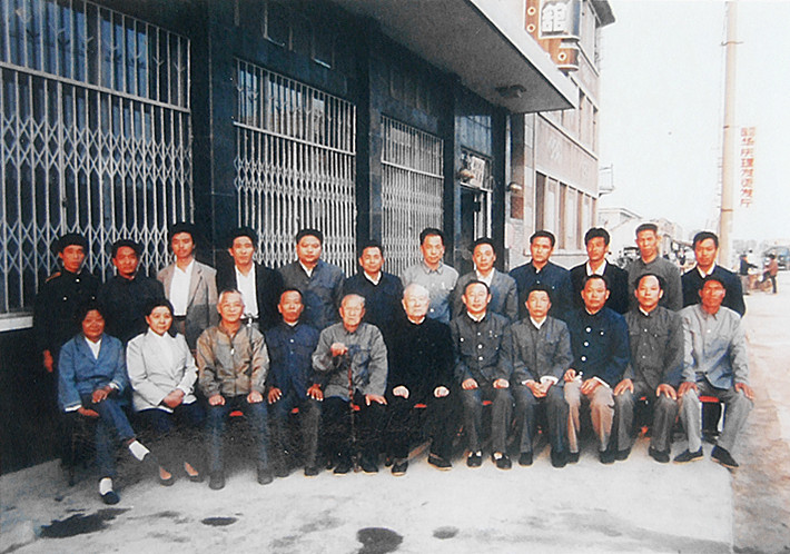 1989年劉格平同志來慶雲合影。