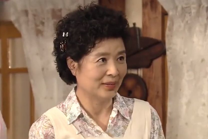 裴玉姬(《松藥店的兒子們》中的角色,由尹美羅飾演) 裴玉姬(《松藥店的兒子們》中的角色,由尹美羅飾演)