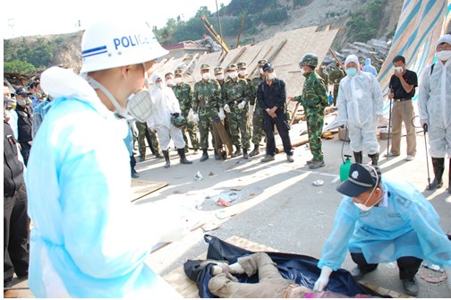 四川5月12日震後在廢墟旁進行屍檢