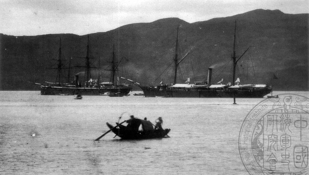停泊在馬江江面的“揚武”艦（左）