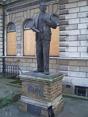 克萊門特·艾德禮的紀念雕像