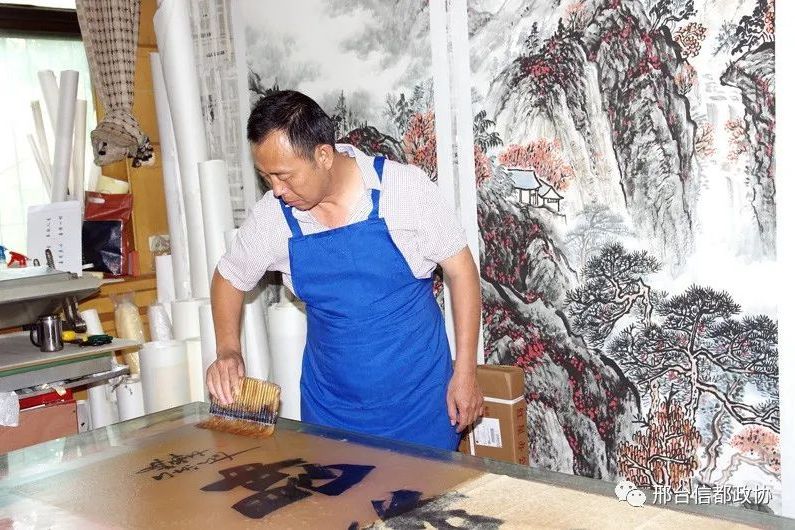 楊春廣(邢台市文化交流協會主席,民進(邢台)開明書畫院副院長) 楊春廣(邢台市文化交流協會主席,民進(邢台)開明書畫院副院長)
