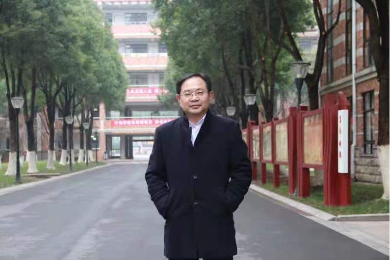 顧志平(常州市武進區湖塘實驗中學黨總支書記、校長) 顧志平(常州市武進區湖塘實驗中學黨總支書記、校長)