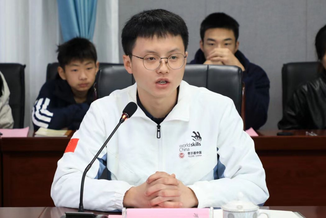 李德鑫(江西環境工程職業學院教師、世界冠軍) 李德鑫(江西環境工程職業學院教師、世界冠軍)