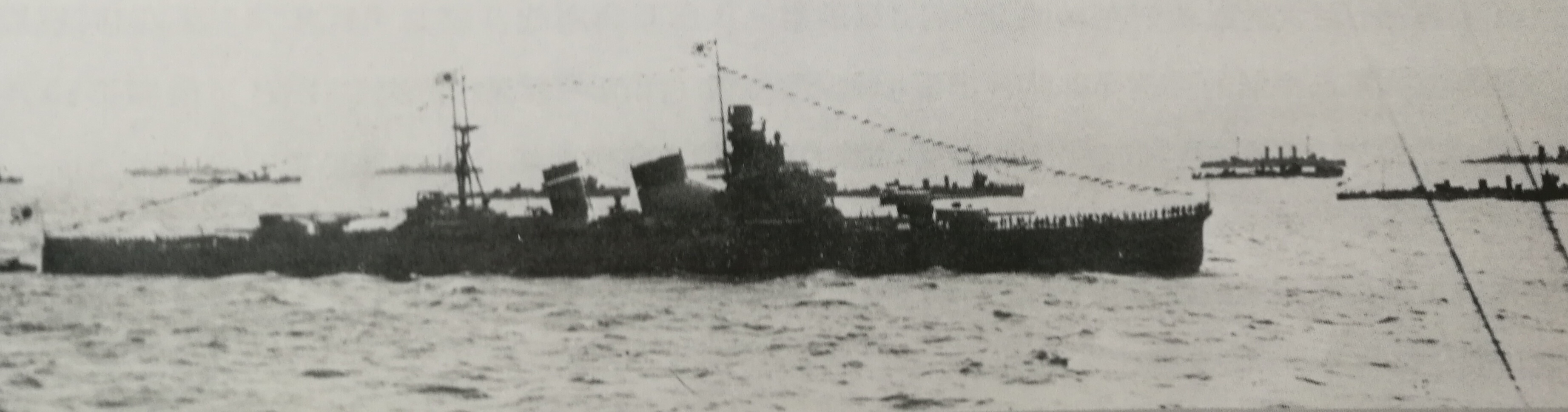 1928年12月4日在橫濱海域參加特別閱艦式的衣笠號