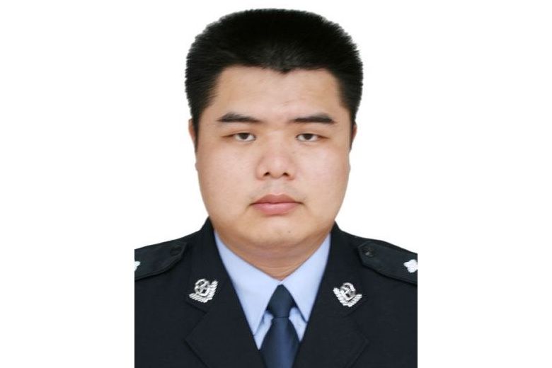楊磊(江西省宜春市萬載縣公安局康樂派出所原副所長、三級警長) 楊磊(江西省宜春市萬載縣公安局康樂派出所原副所長、三級警長)