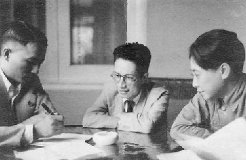 1938年范長江、陳儂菲和胡蘭畦在武漢