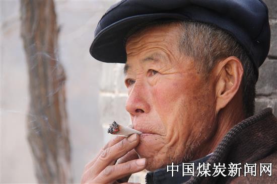 《抽菸的老人》