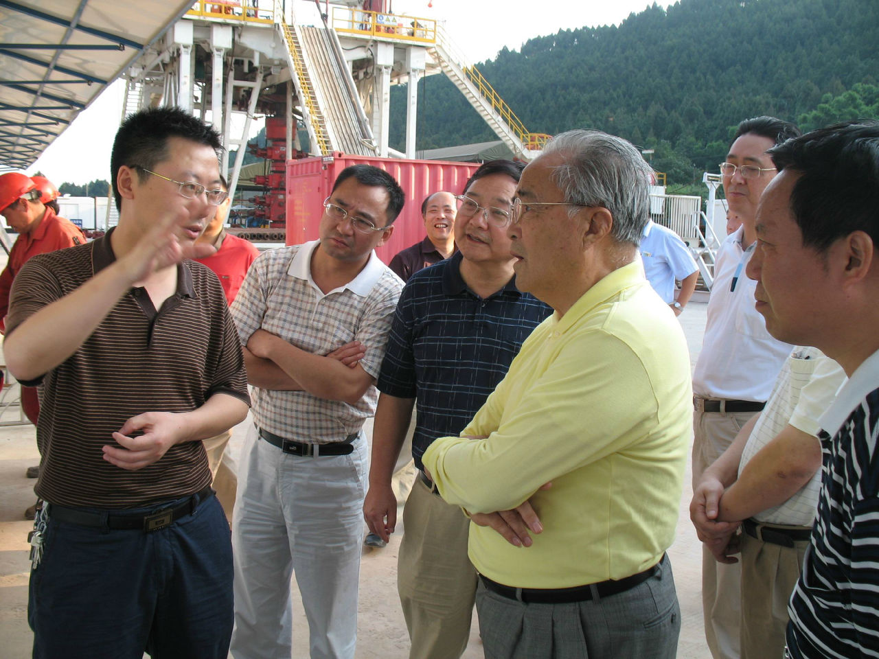 2007年8月洪紱曾（前右二）在四川考察