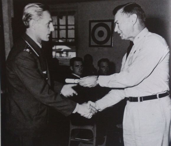 訪美時美軍訓練指揮官給老哈頒發培訓證書