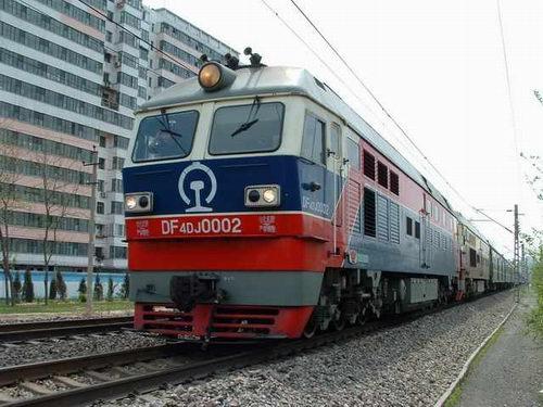 東風4DJ型0002號機車與東風4D型機車重聯牽引旅客列車