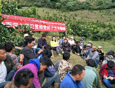 2017年12月縣委書記旺東在荷扎村與村民交流黨的十九大報告