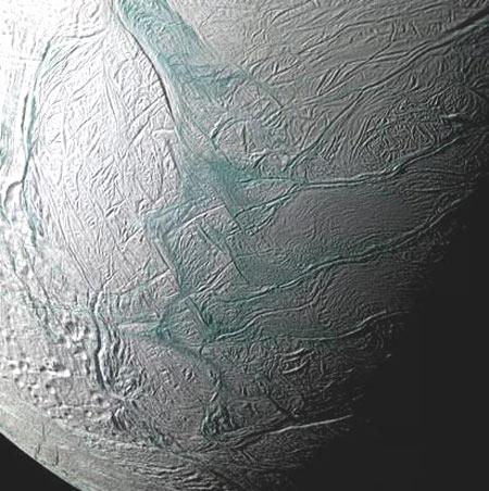 揭開土星大氣水汽之謎：土衛二噴射溫泉引發
