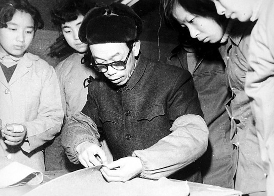 上世紀60年代江繼明指導工人裁剪衣服