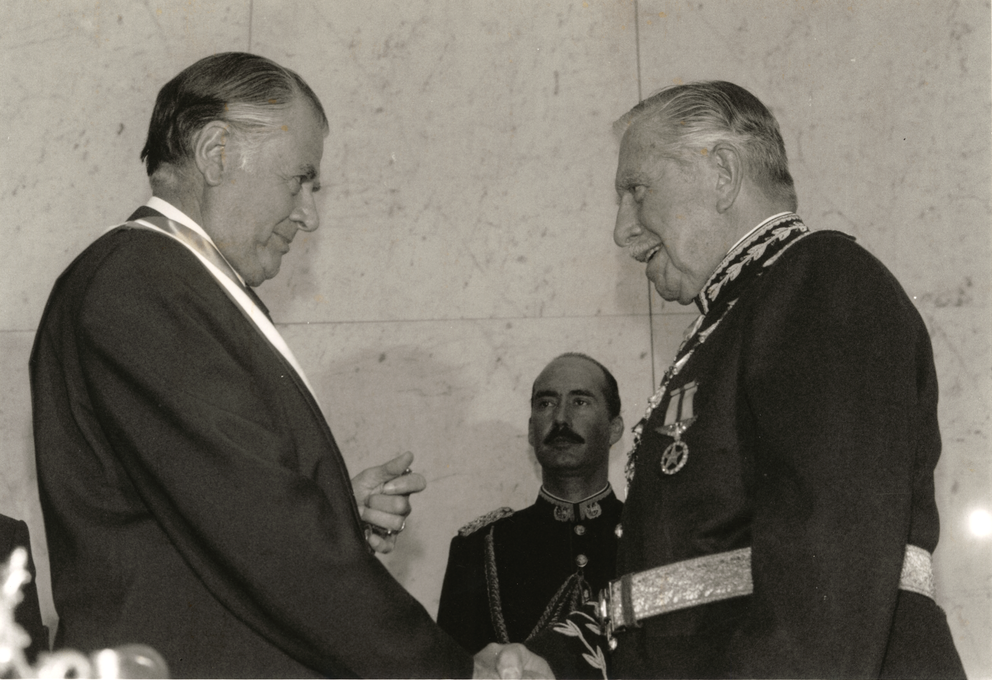 1990年3月11日，皮諾切特與新總統艾爾文