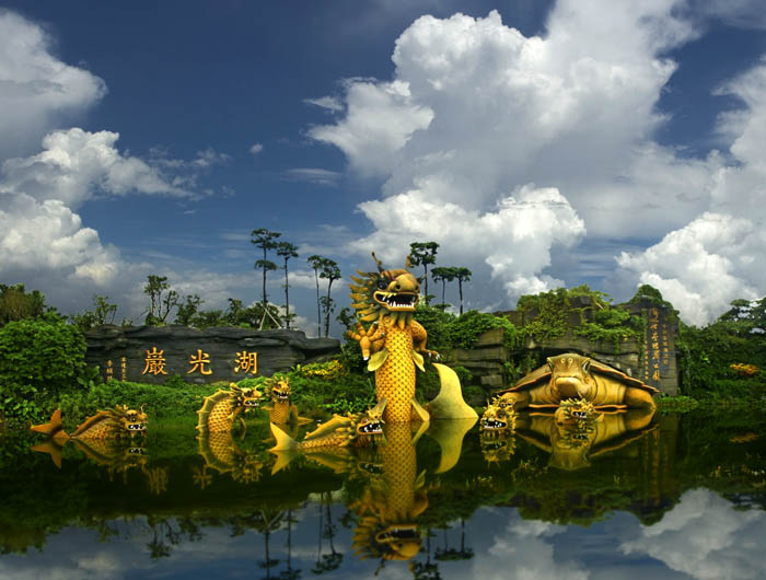 “湖光岩”東大門的大型雕塑“龍魚神龜”