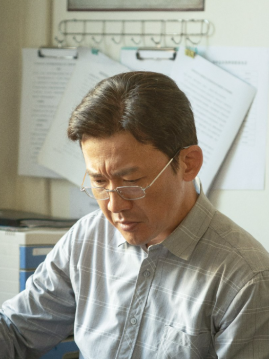 周善群(電視劇《山花爛漫時》中的男配角,由聶遠飾演) 周善群(電視劇《山花爛漫時》中的男配角,由聶遠飾演)