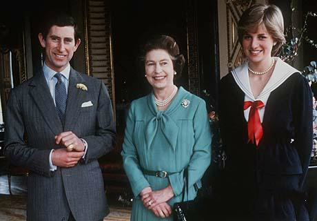 女王與長子查爾斯、兒媳黛安娜在一起