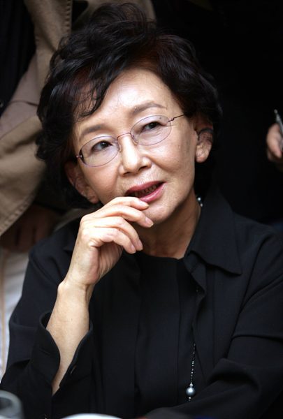 金秀賢(韓國1943年出生女作家)