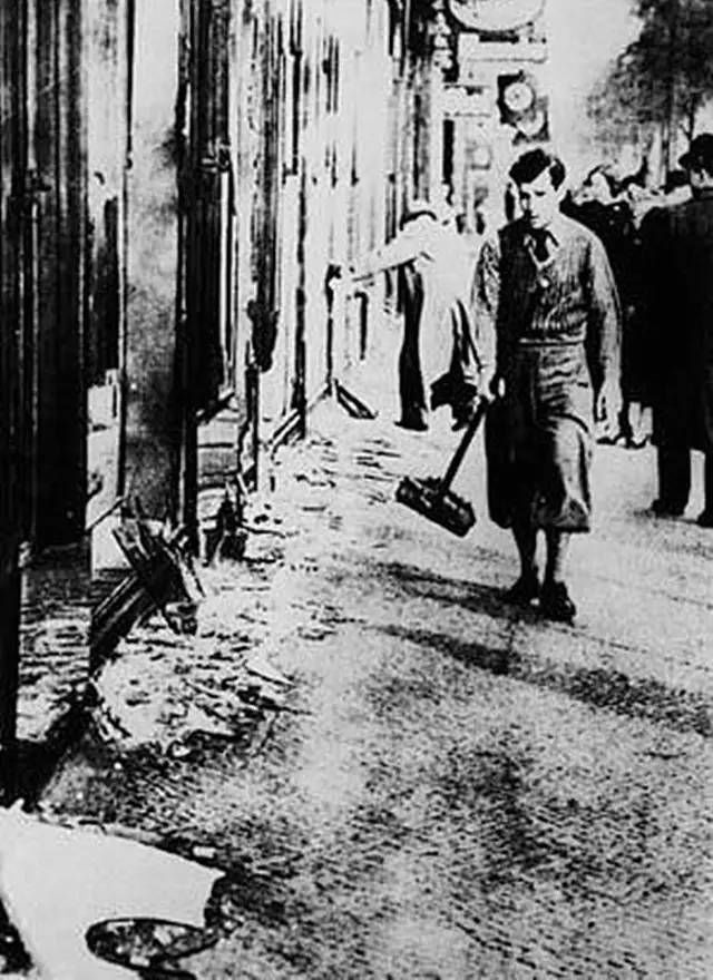 納粹狂熱分子集體打砸後的猶太人的商店