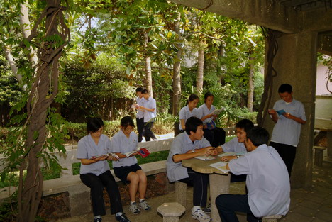 學生們在植物園內探討學習問題