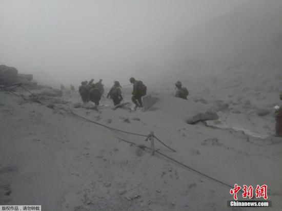 日本自衛隊士兵在御嶽山火山進行救援工作