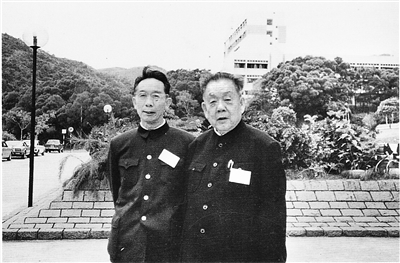 1984年漆俠（左一）與老師鄧廣銘在香港參加國際宋史研討會