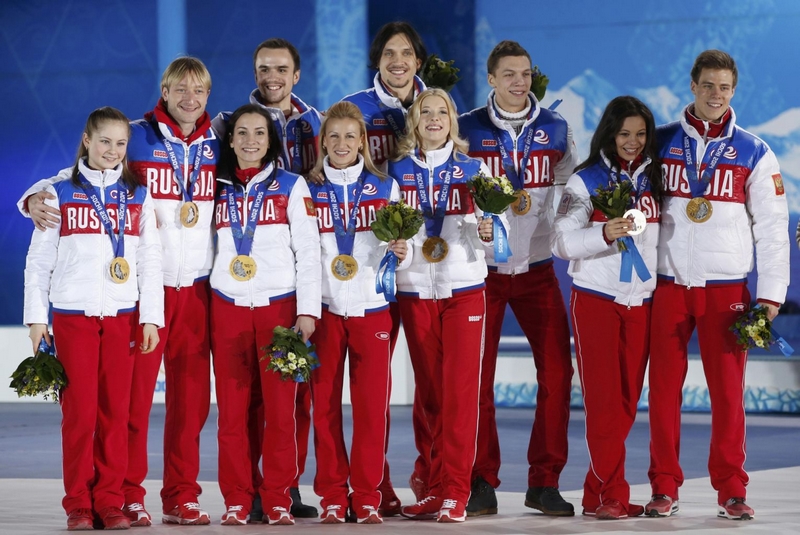 利普尼茨卡婭（左一）獲得2014年冬奧會金牌