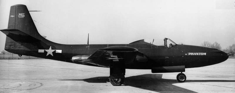 首架 FD-1 生產型 111749，注意垂尾翼尖的變化