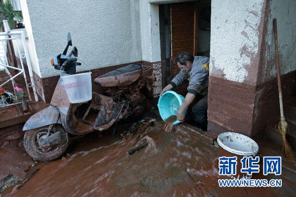 當地居民清理有毒泥漿