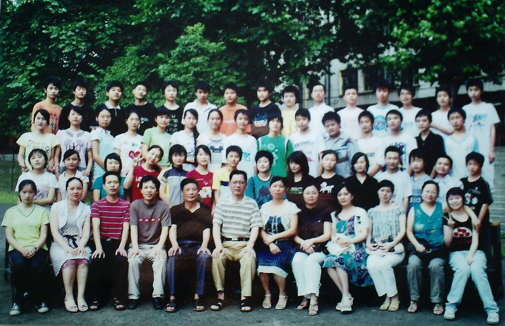 彭芳老師(前排左七)和她帶的班