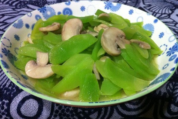 蘑菇炒萵筍 蘑菇炒萵筍