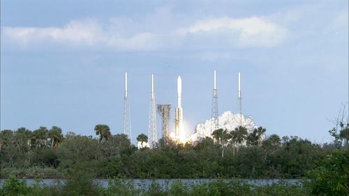宇宙神”-5(Atlas V)運載火箭在佛羅里達州發射升空