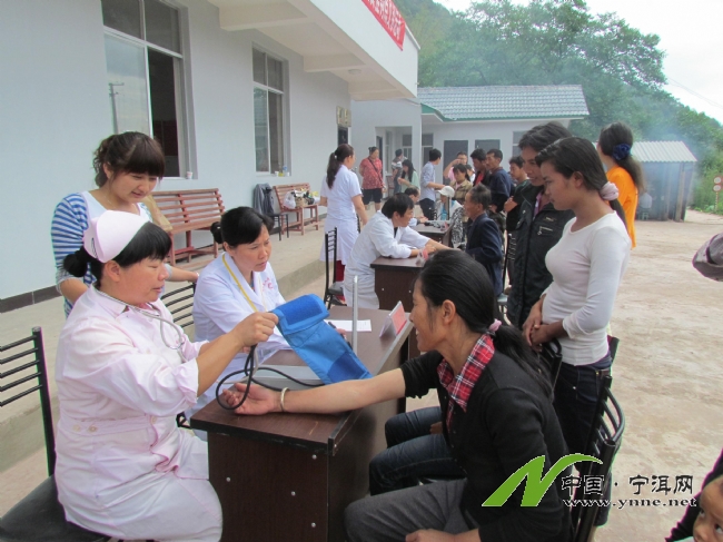 2013年5月寧洱縣人民醫院到梅子鄉建設村開展義診