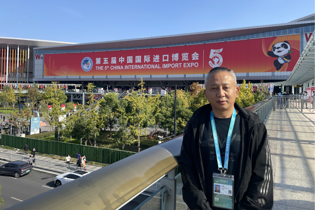王志軍(廣東夜太陽科技集團總經理,廣東聲光水影規劃設計研究院創辦人,《羊城晚報》傳媒智庫顧問) 王志軍(廣東夜太陽科技集團總經理,廣東聲光水影規劃設計研究院創辦人,《羊城晚報》傳媒智庫顧問)