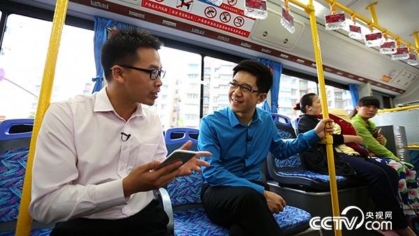 外景記者吳鵬在公車上體驗智行公交手機軟體帶來的便利