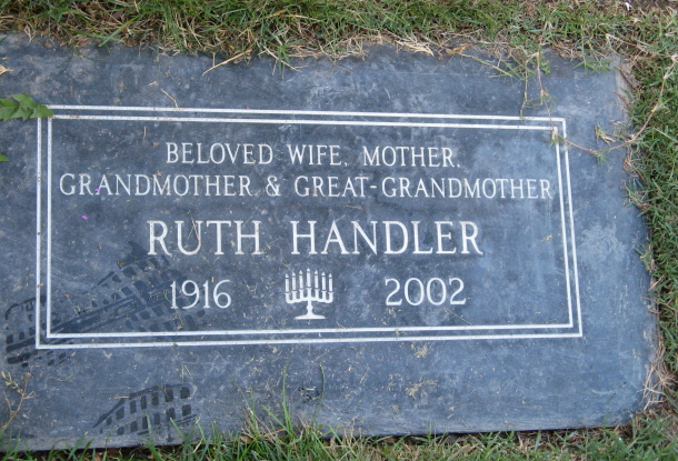 露絲·漢德勒墓