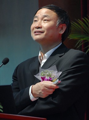 著名經濟學家、南華工商學院院長易江教授