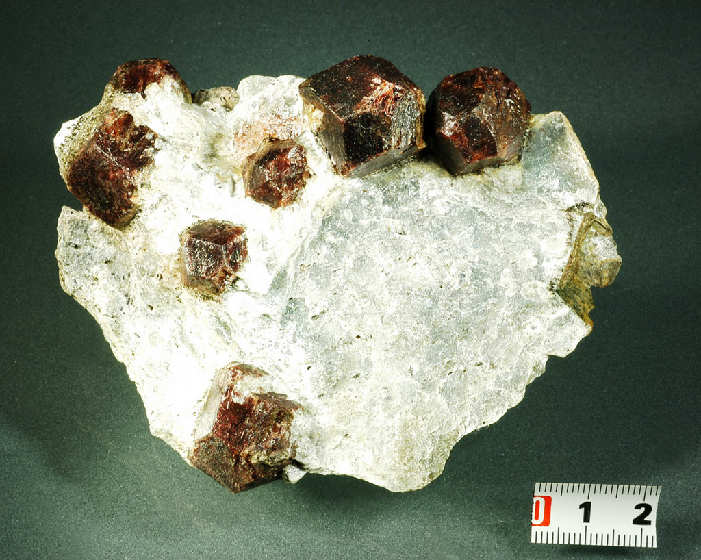 中國地質博物館鐵鋁榴石藏品圖片