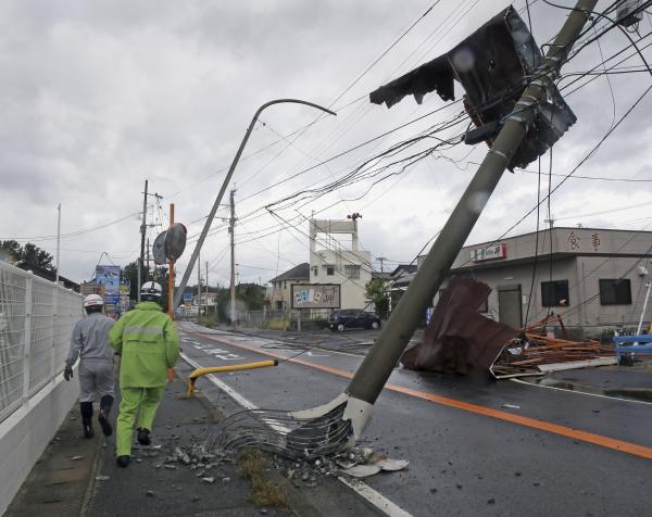 當地時間10月6日，日本福岡市，當地街頭電線槓被颳倒